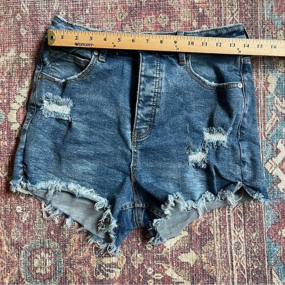 We The Free size 29 CRVY Denim Distressed Women Shorts - Picture 3 of 11